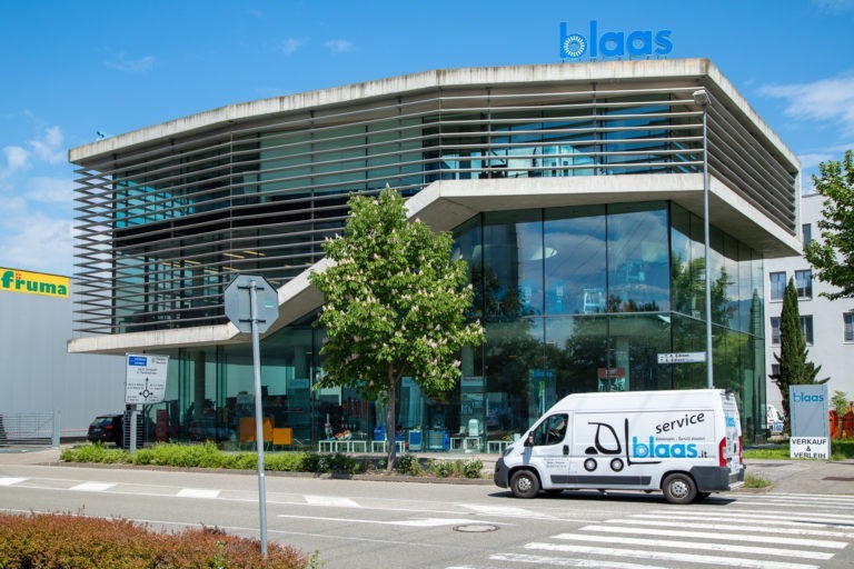 Firma Blaas Aussenaufnahme mit Fahrzeug in Bozen